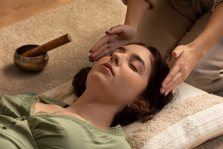 personne-menant-therapie-reiki_23-2149403923